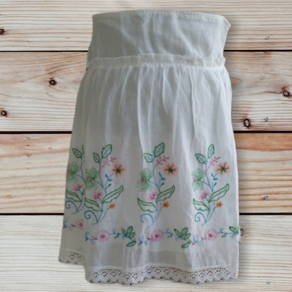 Lulumari  Embroidered Skirt